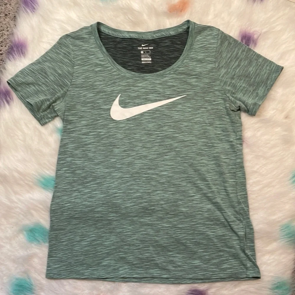The Nike‎ Tee Woman’s Dri Fit Short Sleeve Nike Tee Size Medium